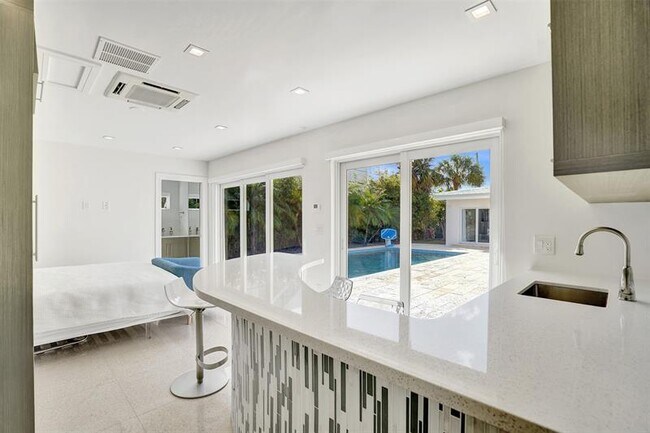 Building Photo - 2514 Yacht Club Blvd