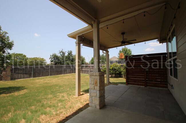 Building Photo - 1619 Neuberry Cliffe