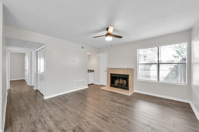 Building Photo - 900 Holly Dr