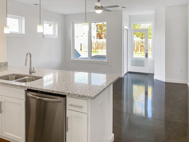 Building Photo - 2 Bedroom, 2 Bathroom downstairs unit in Manchester! Tons of natural light, modern look