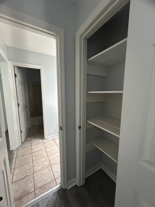 Building Photo - Spacious 3 bed 5 bath condo located in the...