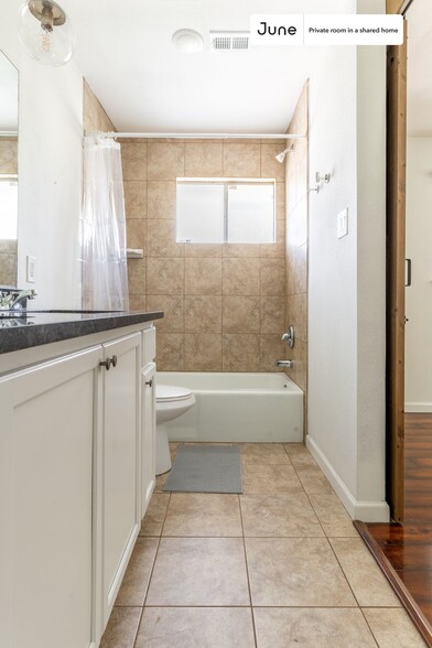Building Photo - Private bedroom in 4 bed/2 bath Home