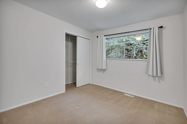 Building Photo - Stunning Sound & Olympic Mountain View Home in North Admiral