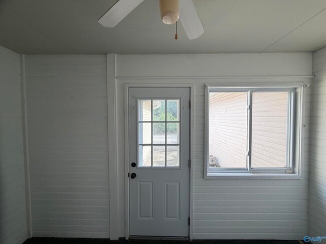 Building Photo - 313 Woodridge Dr SW