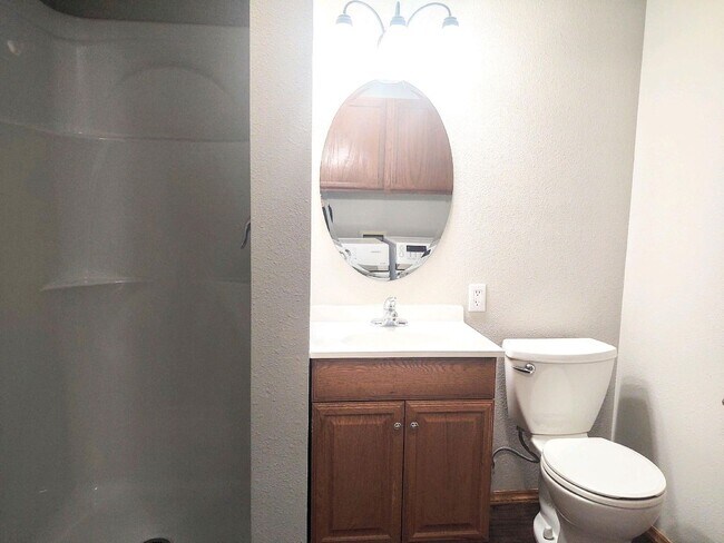 Building Photo - Spacious House - Brand New Flooring - Available Now!!