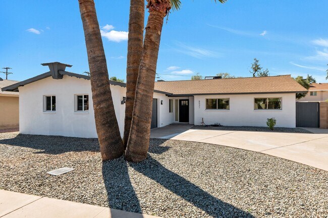 Building Photo - Remodeled 3 Bed 2 Bath 2 Car Garage Unfurnished 12 month lease with bonus room and AC in 2 car ga...