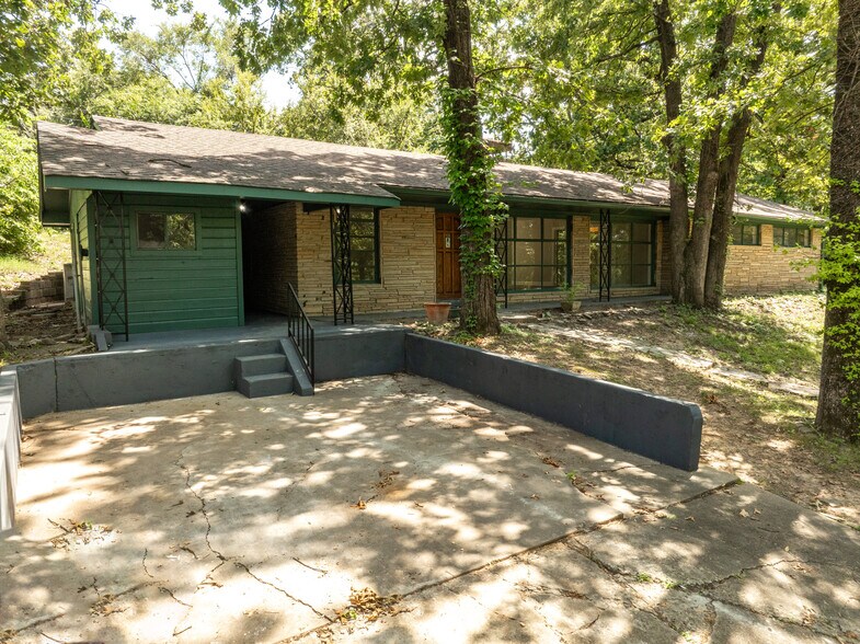 Building Photo - 2800 Ionia St