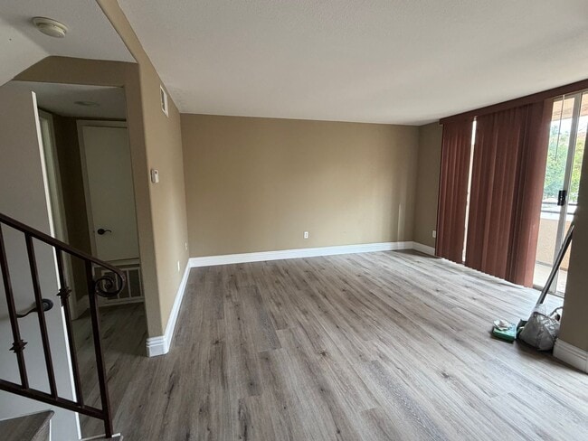 Building Photo - Spacious 2 Bedroom, 2.5 Bath Two-Story Townhome UTC