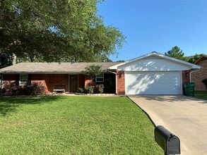 Building Photo - 310 Rosebud Dr