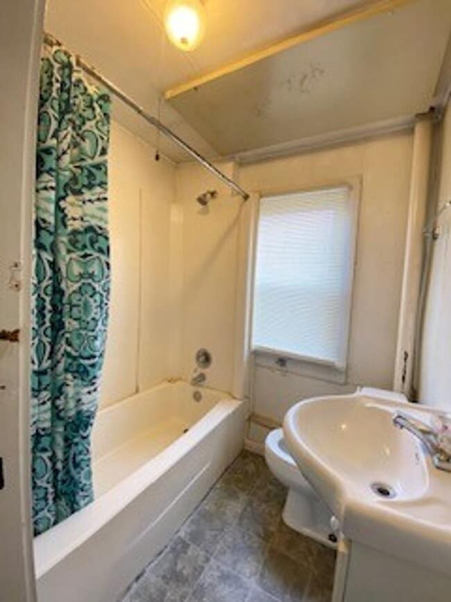 Building Photo - $200 OFF FIRST MONTH RENT -1 Bedroom Single Family Home in Elkhart!