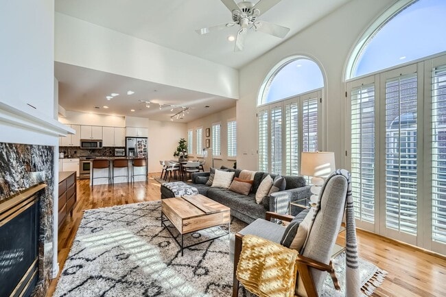 Building Photo - Gorgeous Cherry Creek Townhome - 2 bed 2 bath with 1 car garage