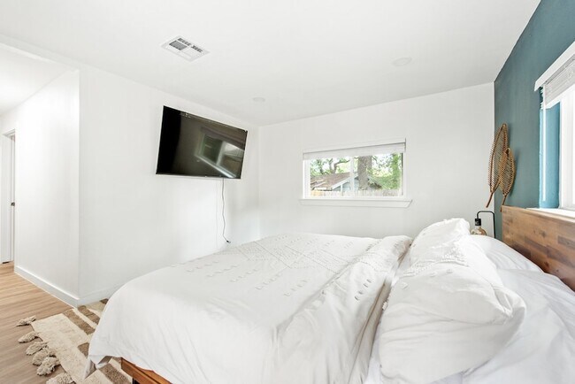 Building Photo - 4252 McComas Rd