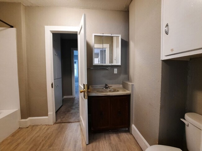 Building Photo - 3 Bedroom Home with a Fenced Yard and BEAU...