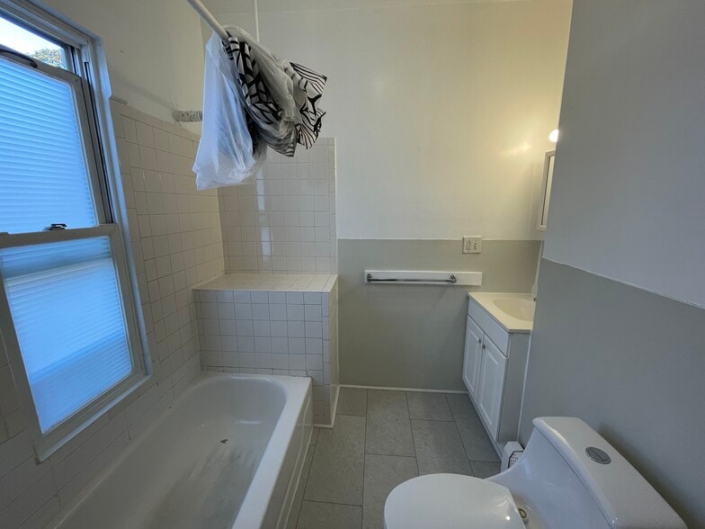 Building Photo - 327 Greenwich Ave