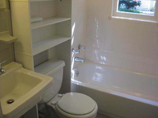 Building Photo - Lovely Duplex For Rent