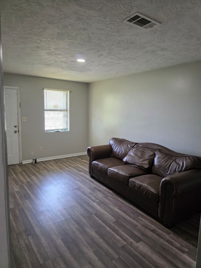 Building Photo - 3 Bedroom End Unit