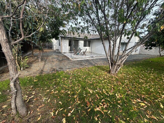 Building Photo - 25861 Amapolas St