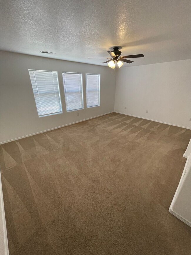 Building Photo - Great 5 Bedroom/2.5 Bathroom off Porter Dr.