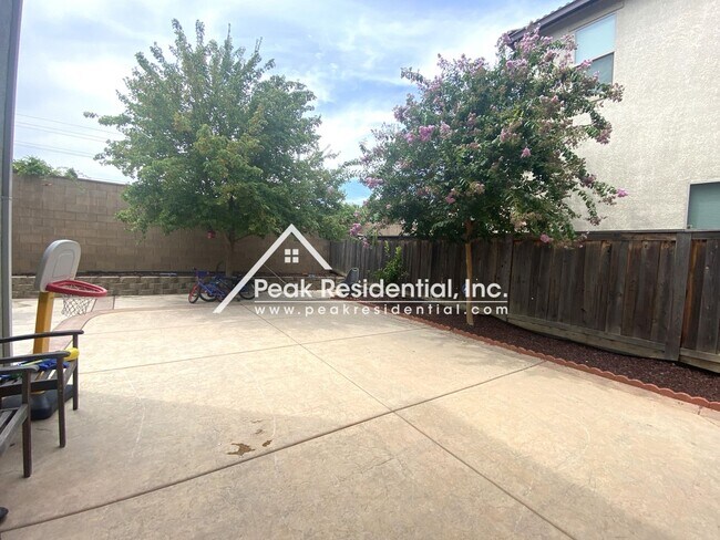 Building Photo - Updated 4bd/3ba Fair Oaks Home with Large ...