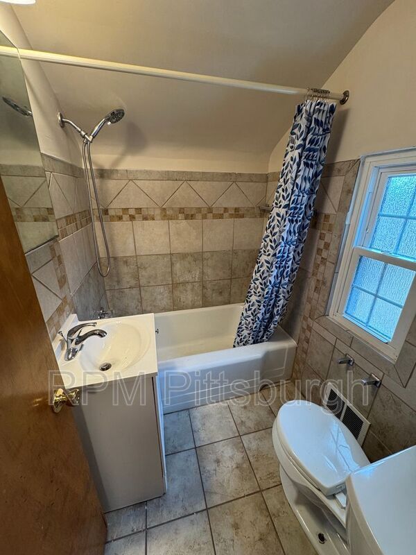 Building Photo - 2108 Lucina Ave