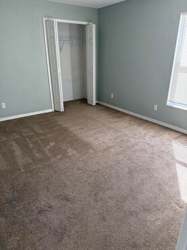 Building Photo - 5824 NW Zenith Dr