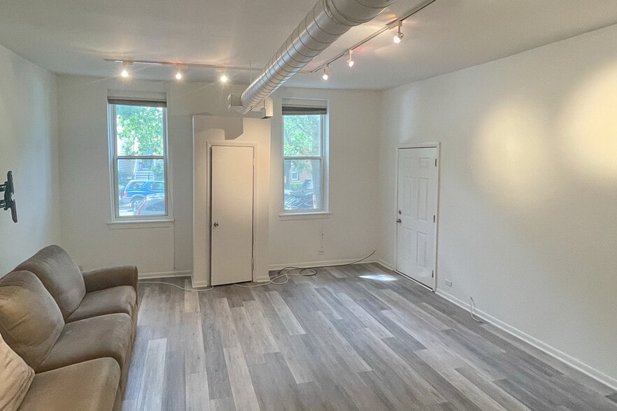 Building Photo - 1834 W Henderson St