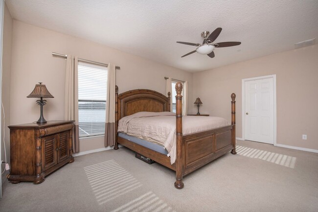 Building Photo - Large, Executive style 3/2.5 Lakefront/POO...