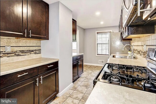 Kitchen - 1420 Deerfield Ln