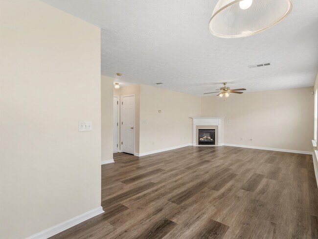 Building Photo - 310 Sarasota Ln
