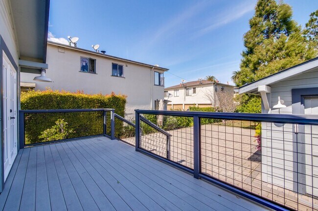 Building Photo - Updated Bungalow located in Downtown Redwood City & 15 miles from SF International Airport