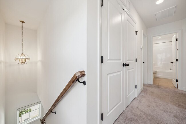 Building Photo - 3 Bed 2.5 Bath Modern Retreat - Internet I...