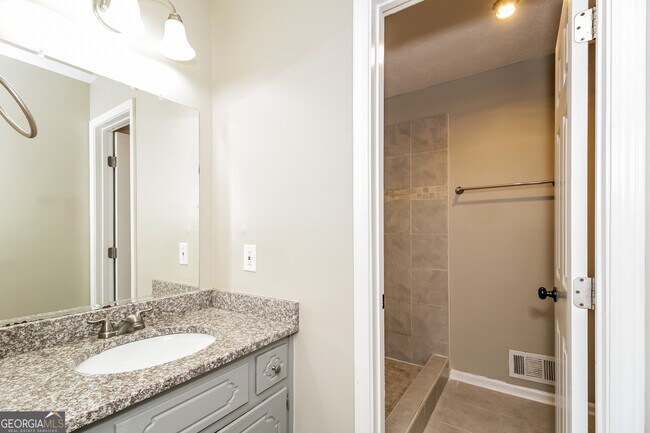 Building Photo - 5824 Stonehaven Dr NW