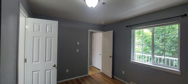 Building Photo - 2709 W Maplewood Ave