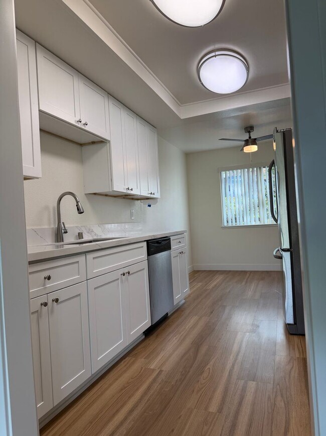 Building Photo - Classic 3Br/2Ba Bottom Level Condo in Campana Villas W/ Golf Course View