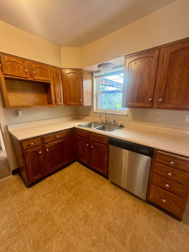 Building Photo - 4 Bedroom Split-Level in Widefield