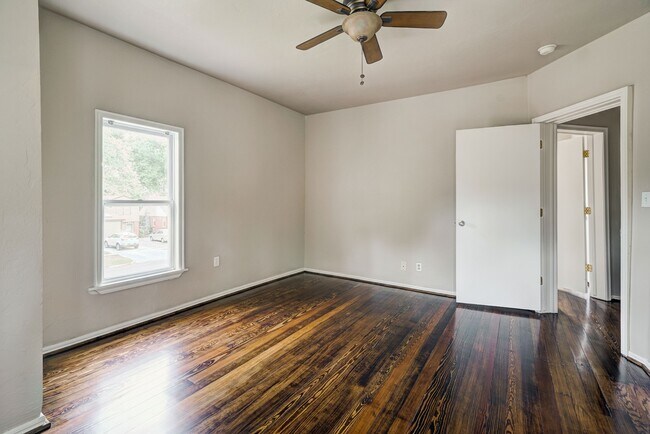 Building Photo - Stylish & Convenient Living Near OU !