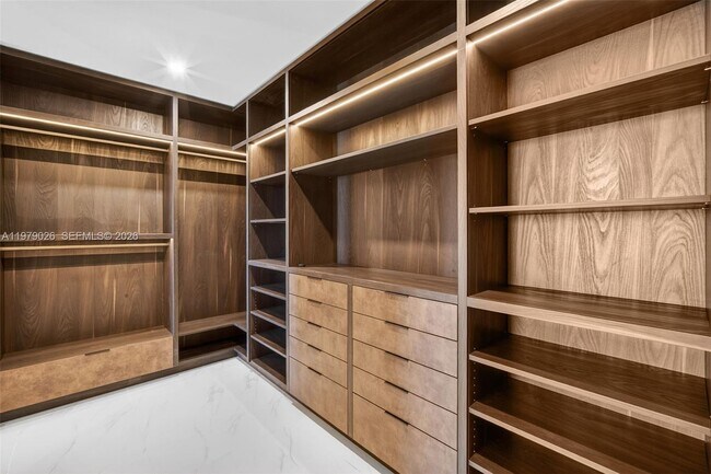 Building Photo - 700 NE 24th St