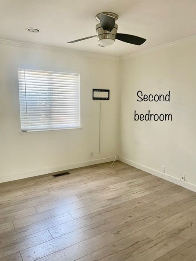 Building Photo - Charming 2 bedroom updated single family home