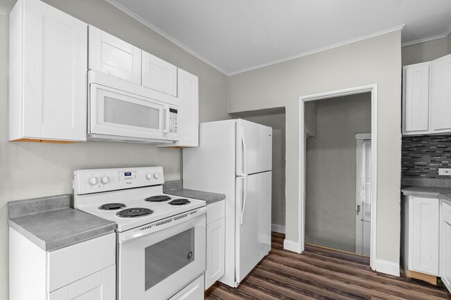 Building Photo - Charming 2-Bedroom Gem Ready for You!