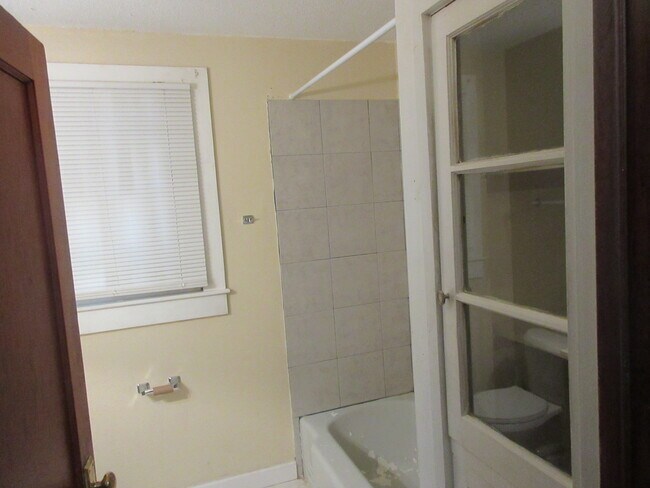 Building Photo - 918 Mehle St