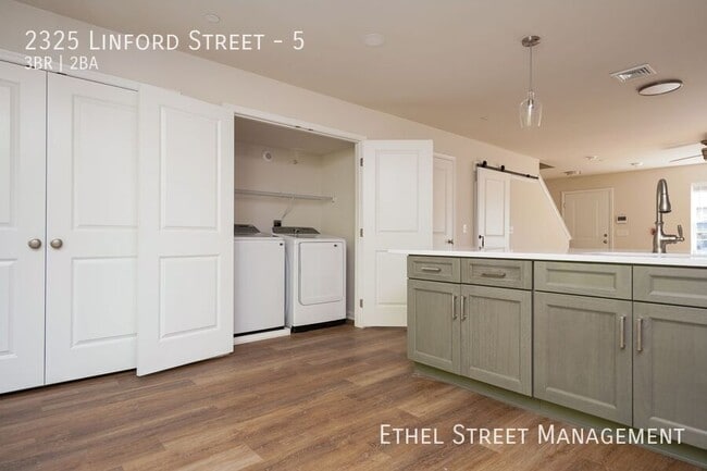 Building Photo - 2325 Linford St