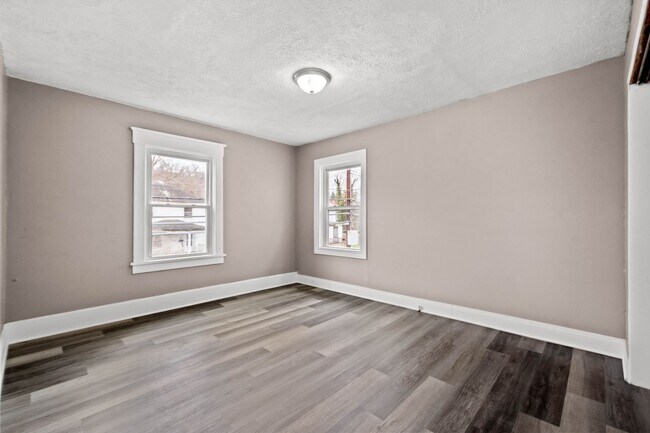 Building Photo - SCORE 50% OFF 1ST MONTH'S RENT IF SIGNED BY APRIL 3! Stunning 3 bedroom home in Aliquippa availab...