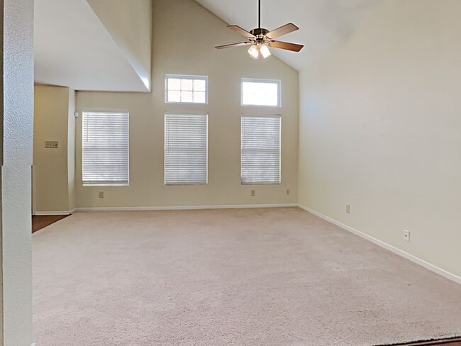 Building Photo - 3 bed 2.5 bath in Noblesville!