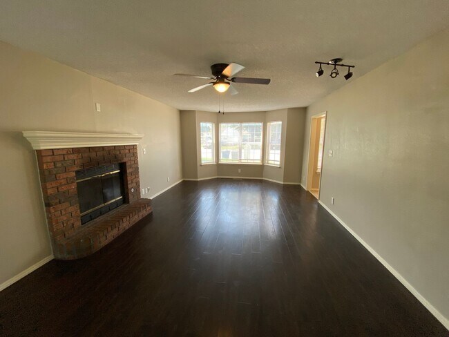 Building Photo - Updated 3 Bedroom, 2-1/2 Bathroom House on a Cul-de-sac