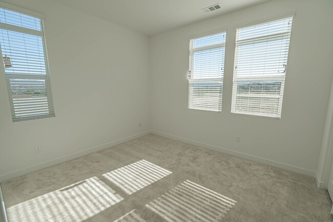 Building Photo - COMING SOON! 3 Bedroom 2 Bath Condo for Re...