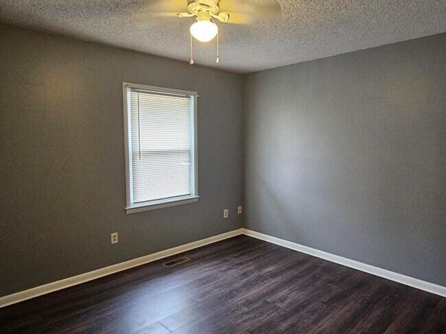 Building Photo - 321 Emerald Dr