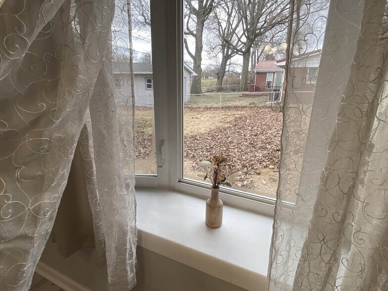 bay window in fam room - 20 Mesa Rd