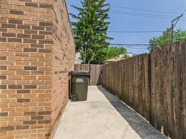 Building Photo - 4338 W Kamerling Ave