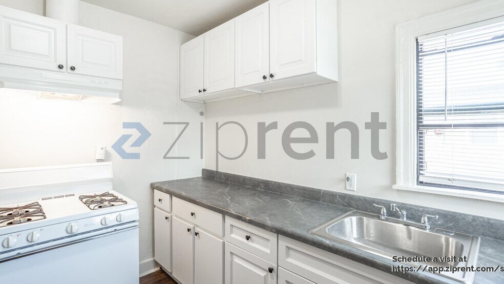 Building Photo - 1390 E Santa Clara St