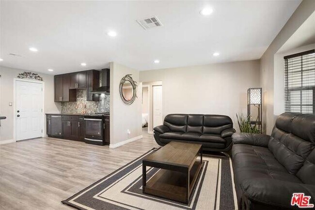 Building Photo - 213 S Ventura Pl